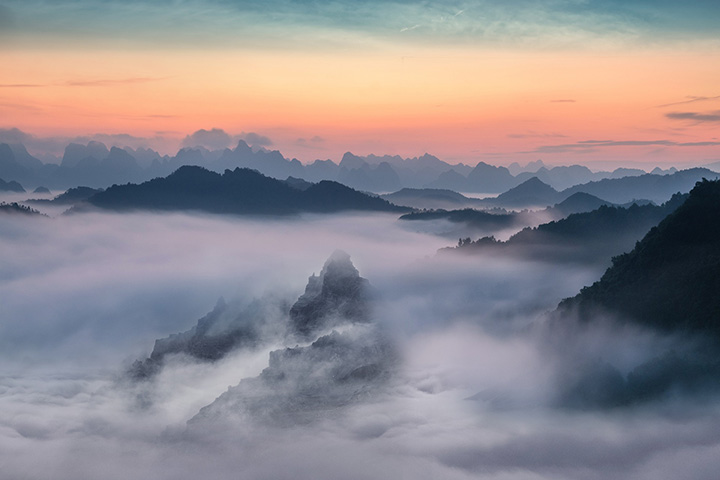 山岳と雲海の写真 